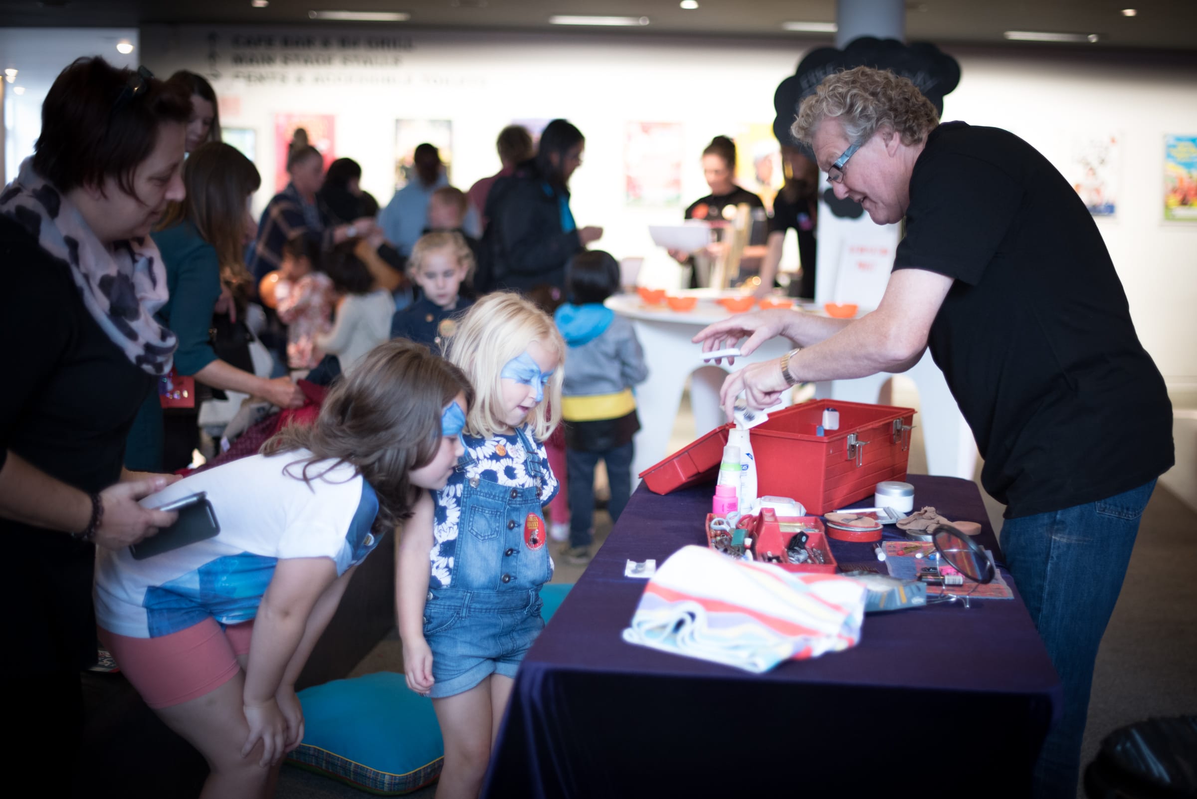 Children meeting panto Dame, Iain Lauchlan at a Family Fun Day