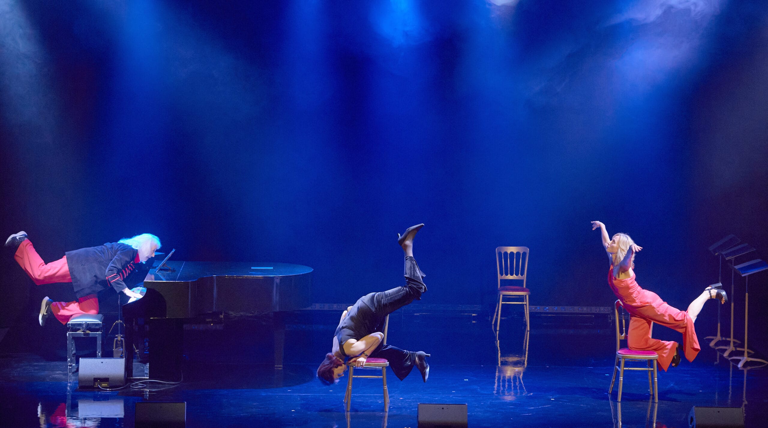 FASCINATING AIDA  Camberley Theatre CREDIT Geraint Lewis